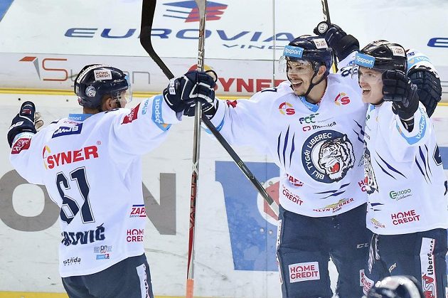 Liberecká radost během pátého zápasu semifinále play off hokejové extraligy s Piráty Chomutov. Slaví autor prvního gólu Jan Ordoš a s ním Mário Blížňák a Milan Bartovič.