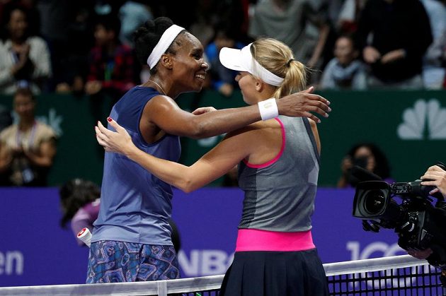 Gratulace. Dánka Caroline Wozniacká porazila na Turnaji misrtryň v Singapuru Američanku Venus Williamsovou.