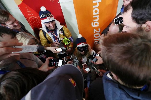 Ester Ledecká v obležení novinářů po zlatu v Super-G.