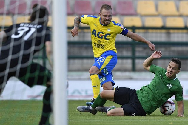 Zleva brankář Příbrami Marek Boháč, Jakub Hora z Teplic a Marko Alvir z Příbrami.