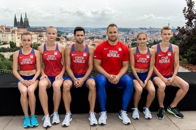 Atleti (zleva): Nikola Bendová, Michaela Hrubá, Jan Kudlička, Tomáš Staněk, Tereza Vokálová a Filip Sasínek představili novou kolekci pro OH v Riu.