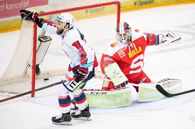 Marek Hovorka z Pardubic oslavuje gól na 2:1 během utkání Tipsport extraligy na ledě Sparty.
