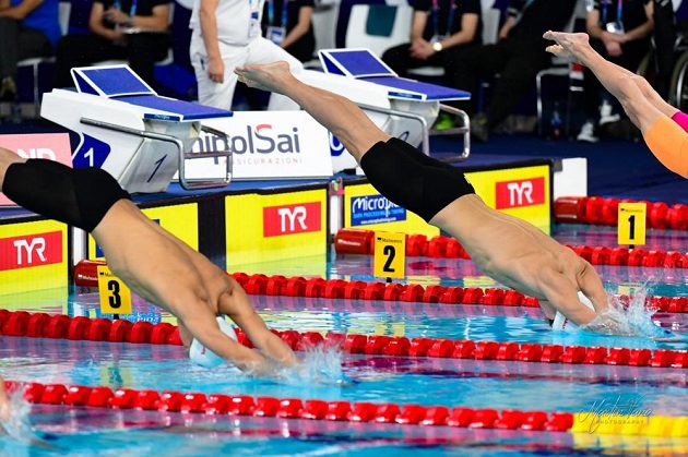 Jakub Štemberk (vlevo) a Sebastian Luňák během evropského šampionátu v krátkém bazénu