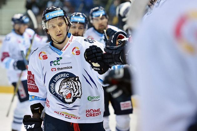 Michal Bulíř z Liberce přijímá gratulace od spoluhráčů poté, co vstřelil gól do sítě Litvínova.