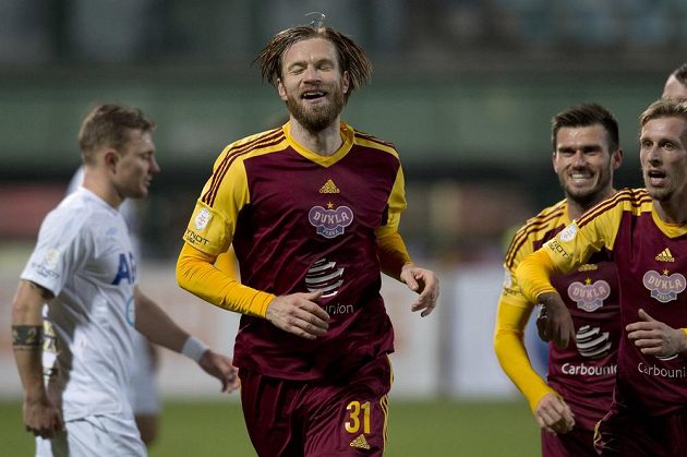 Stoper Dukly Kaspars Gorkšs (uprostřed) se raduje z gólu proti Teplicím v předehrávce 15. kola Synot ligy.