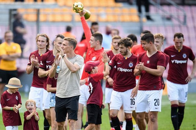 Bořek Dočkal ze Sparty Praha se spoluhráči během děkovačky s fanoušky po utkání ve skupině o titul s FK Jablonec.
