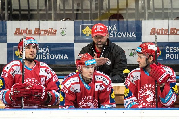 Trenér Třince Jiří Dopita udílí pokyny svým svěřencům v duelu proti Spartě v O2 Areně v Praze.