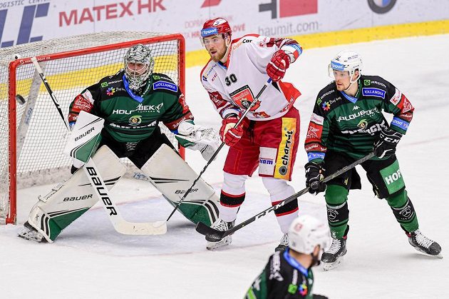 Zleva brankář Karlových Varů Filip Novotný, Jakub Lev z Hradce Králové a Dávid Gríger.