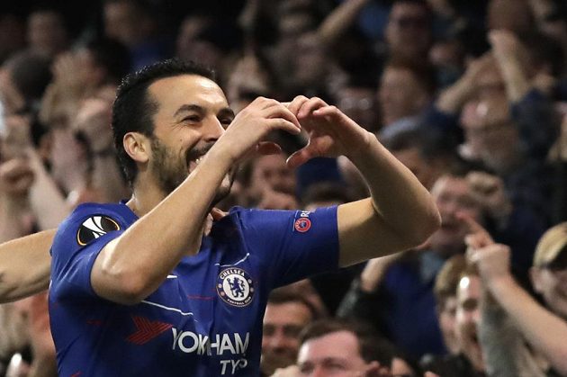 Fotbalista Chelsea Pedro a jeho gólová oslava v utkání Evropské ligy se Slavií.