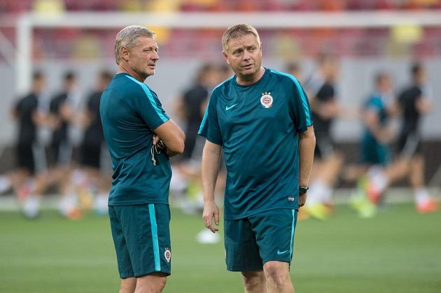 Sparťanský kouč Zdeněk Ščasný (vlevo) a asistent Stanislav Hejkal během předzápasového tréninku před odvetou 3. předkola Ligy mistrů se Steauou Bukurešť.