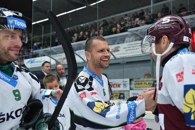 Loučící se útočník Michal Broš (uprostřed) si podává ruku se sparťanem Jaroslavem Hlinkou.
