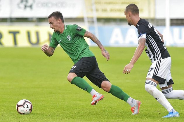 Martin Zeman z Příbrami a Jiří Kladrubský z Českých Budějovic v utkání nejvyšší soutěže.