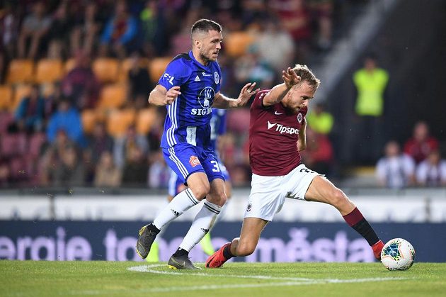 Lukáš Greššák ze Sigmy Olomouc a Martin Hašek ze Sparty během utkání 8. kola fotbalové ligy.