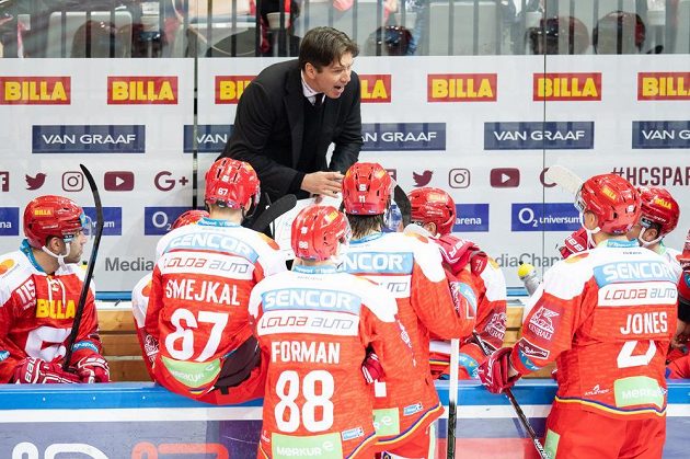 Trenér Sparty Praha Uwe Krupp uděluje pokyny během utkání Tipsport extraligy s Pardubicemi.