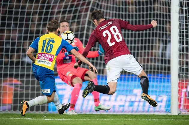 Ondřej Zahustel ze Sparty nahrává na třetí gól během utkání 8.kola HET ligy. Sparta porazila Teplice 3:0.