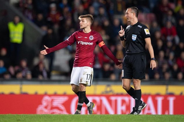 Fotbalista Martin Frýdek ze Sparty Praha se diví během utkání se Sigmou, rozhodčí Petr Ardeleanu vše pečlivě sleduje.