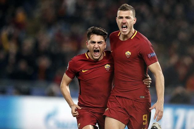 Edin Džeko (vpravo) slaví svou trefu do branky Šachtaru se spoluhráčem Ünderem.