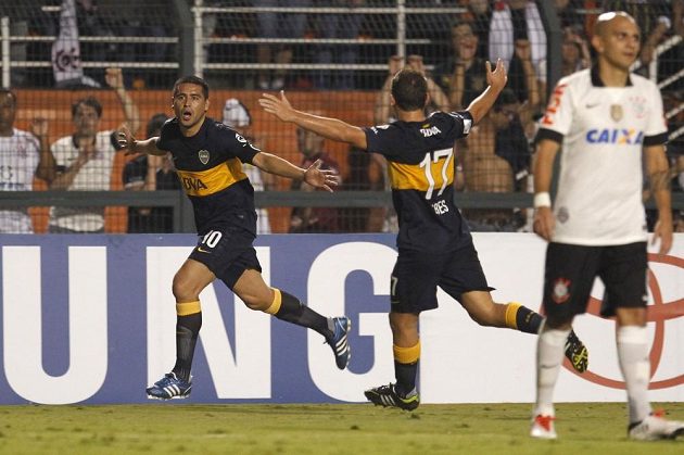 Juan Román Riquelme (vlevo) a jeho spoluhráč z týmu Boca Juniors Cristian Erbes slaví gól v utkání na hřišti Corinthians.