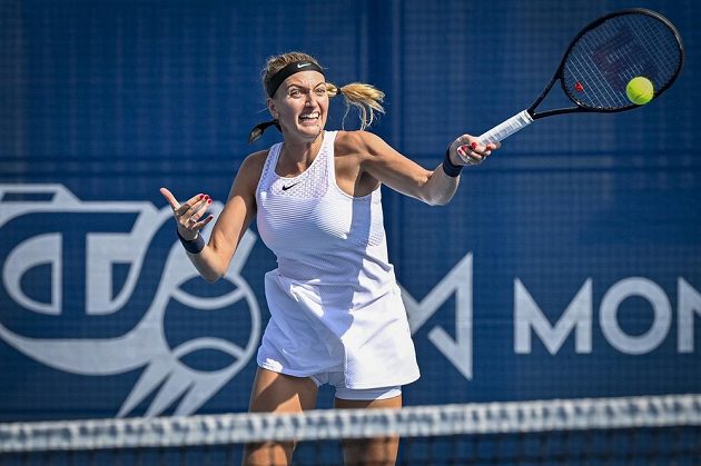 Petra Kvitová v akci na turnaji v Praze během utkání proti Rebecce Šramkové ze Slovenska.