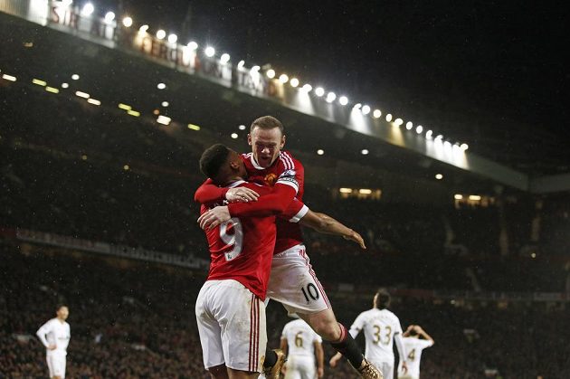 Útočník Manchesteru United Wayne Rooney (vpravo) a jeho spoluhráč Anthony Martial se radují z gólu proti Swansea.