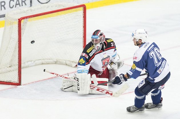 První extraligový zápas a hned gól! Plzeňský Richard Kristl překonává gólmana Hradce Adama Svobodu.