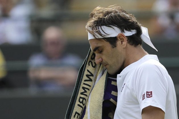 Legendární švýcarský tenista Roger Federer své vítězství ve Wimbledonu nezopakuje. Prohrál ve čtvrtfinále.