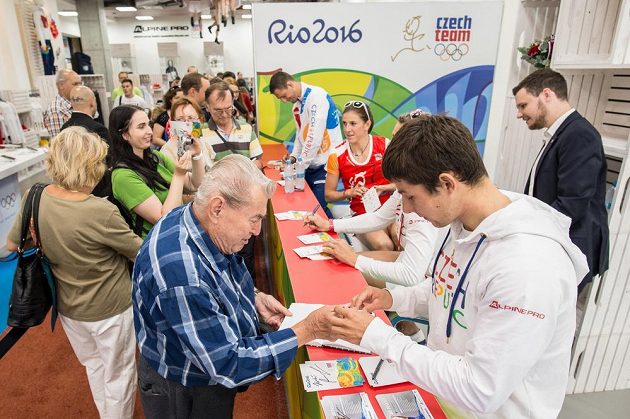 Vodní slalomář Jiří Prskavec (vpravo) během autogramiády po návratu z Rio de Janeira.