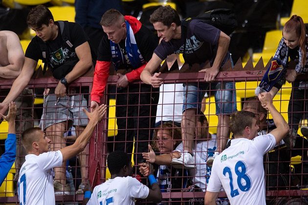 Fotbalisté Baníku Ostrava Namir Alispahič (vlevo), Francis Narh (uprostřed) a Martin Kouřil se zdraví s fanoušky po utkání na Dukle.