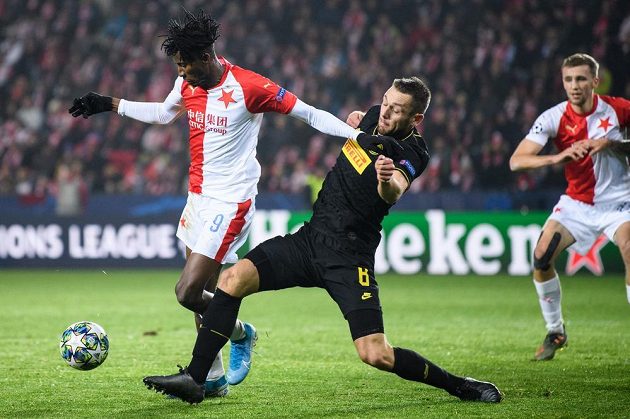 Penaltový zákrok. Peter Olayinka ze Slavie Praha a Stefan de Vrij z Interu Milán během utkání základní skupiny Ligy mistrů.