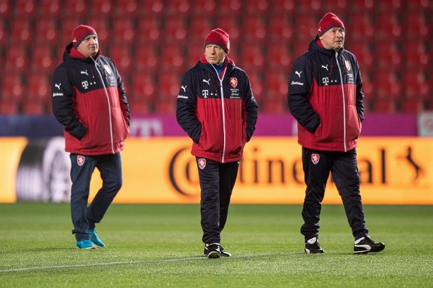 Jaromír Šeterle (vlevo), Karel Jarolím (uprostřed) a Miroslav Koubek během tréninku národního týmu.