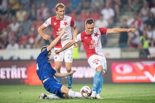 Tomasz Kedziora z Kyjeva fauluje Stanislava Tecla ze Slavie Praha v pokutovém území v nastavení utkání 3. předkola Ligy mistrů. Zápas skončil nakonec 1:1.