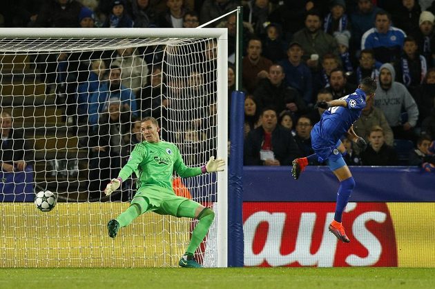 Záložník Leicesteru Rijád Mahriz (vpravo) překonává brankáře Kodaně Robina Olsena v zápase Ligy mistrů.