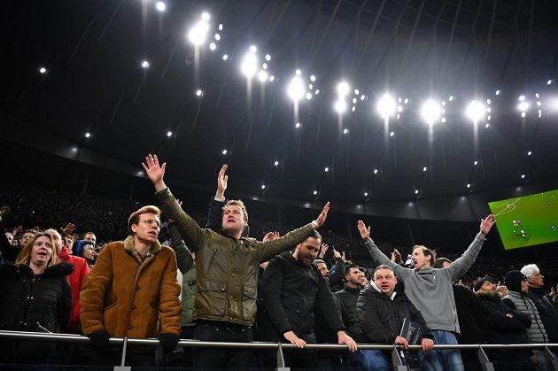 Nadšení fanoušci Tottenhamu Hotspur po výhře nad Crystal Palace v Premier League.