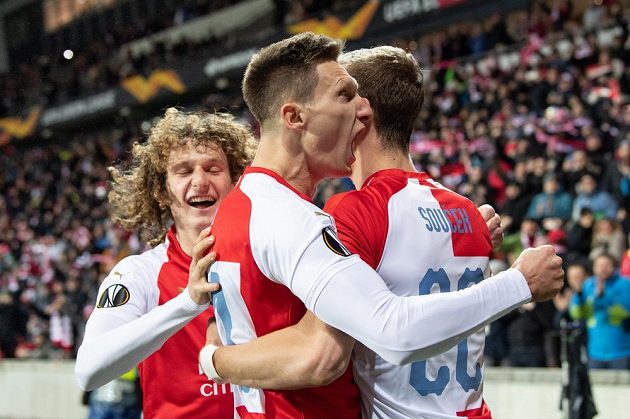 Fotbalisté Slavie Alex Král, Milan Škoda a Tomáš Souček oslavují gól