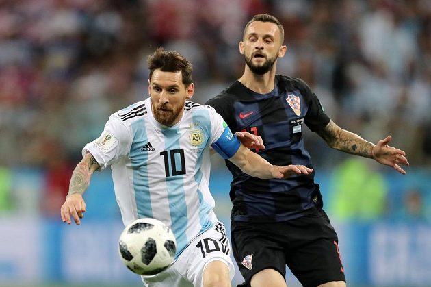 Argentinec Lionel Messi a Marcelo Brozovič z Chorvatska v duelu na MS v Rusku.