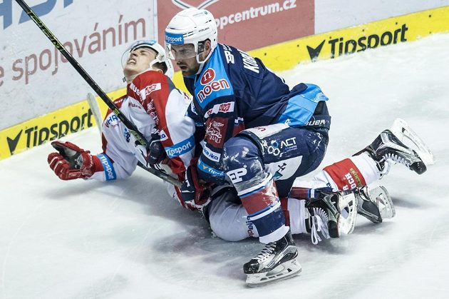 Bolestivá grimasa pardubického Davida Tomáška po střetu s Petrem Koblasou z Chomutova.
