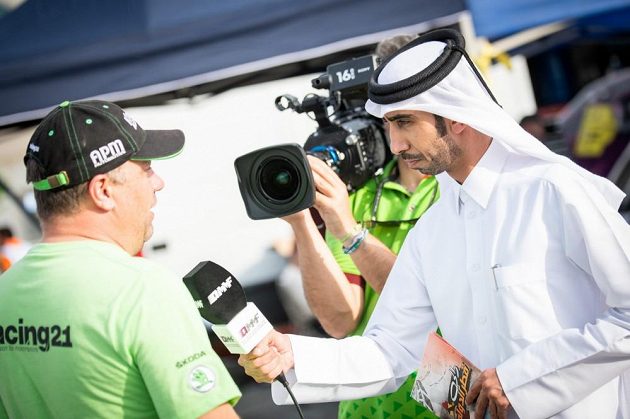 Vojtěch Štajf při rozhovoru pro místní televizi během Katarské rallye.