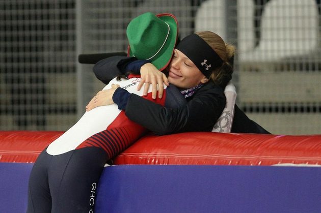 Martina Sáblíková po triumfu na 3000 metrů v závodě na mistrovství světa v Inzellu s týmovou kolegyní Nikolou Zdráhalovou.