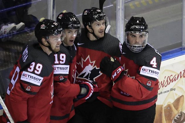 Kanaďan Kyle Turris (druhý zleva) se raduje z gólu proti USA. Na snímku s ním jsou zprava Dante Fabbro, Jared McCann a Anthony Mantha.