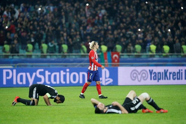 Fotbalisté Karabachu se vydali v utkání Ligy mistrů s Atlétikem Madrid ze všech sil, odměnou jim byla konečná remíza. Po závěrečném hvizdu vysílení domácí popadali na trávník, útočník Atlétika Antoine Griezmann byl zklamaný.