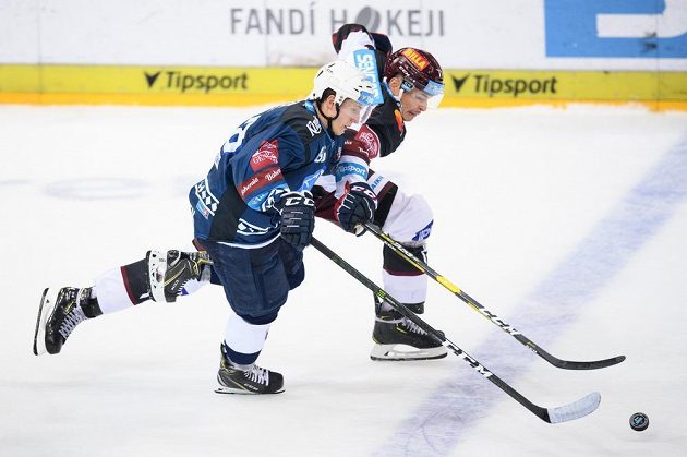 Petr Kodýtek z Plzně a Marek Ďaloga ze Sparty během utkání 1. kola Tipsport extraligy.