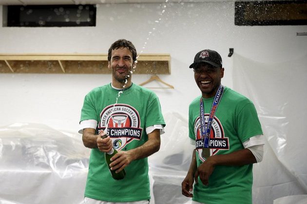 Hráči New Yorku Cosmos (zleva) Raúl González a Marcos Senna během oslav po vítězství v NASL.
