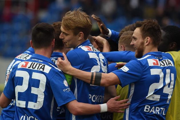 Zleva liberečtí Egon Vůch, Lukáš Pokorný a Daniel Bartl se radují po gólu v Ostravě.