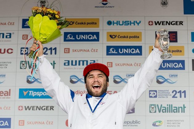 Bronzový vodní slalomář Vavřinec Hradilek po finále K1 muži během Světového poháru ve vodním slalomu na kanále v pražské Tróji.