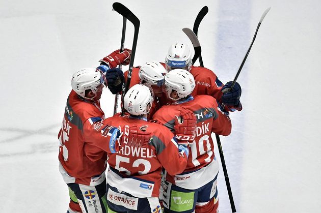 Pardubická radost. Pardubičtí hokejisté (zleva) Jan Mandát, Jacob Cardwell, Ondřej Machala, Vojtěch Budík a Luboš Horký se radují z gólu.