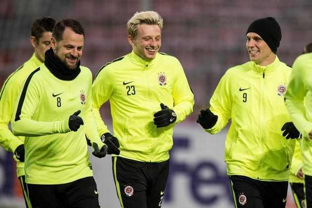 Fotbalisté Sparty (zleva): Marek Matějovský, Ladislav Krejčí a Bořek Dočkal během tréninku před utkáním Evropské ligy s Krasnodarem.