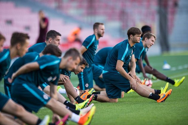 Útočník Sparty Praha Matěj Pulkrab během předzápasového tréninku před utkáním play off Evropské ligy.