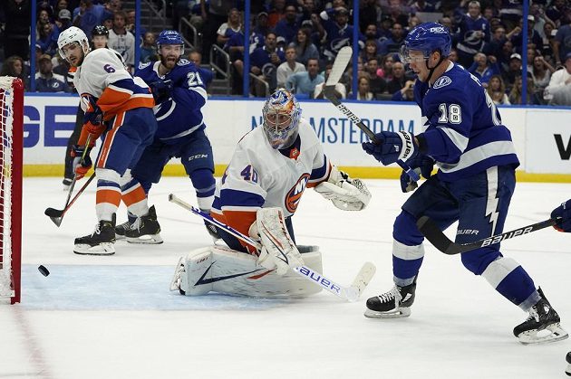 Útočník Tampy Bay Lightning Ondřej Palát (18) sleduje, jak puk míří za záda brankáře New Yorku Islanders Semjona Varlamova (40) v semifinále NHL.