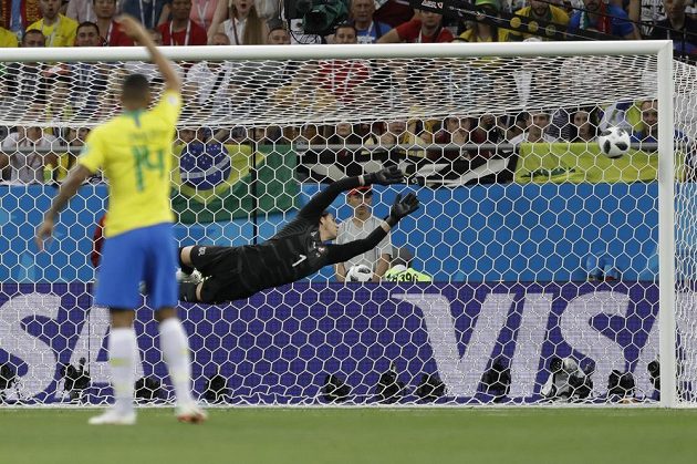 Švýcarský gólman Yann Sommer inkasuje gól po střele Brazilce Coutinha (není na snímku).