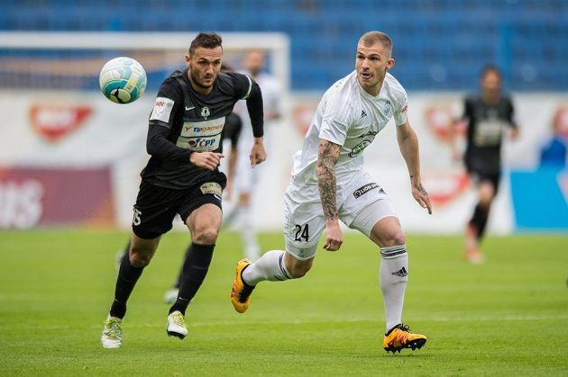 Pavel Čmovš z Mladé Boleslavi (vlevo) a jablonecký útočník Martin Doležal během finále MOL Cupu v Teplicích.